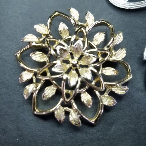 Set of 5 Vintage Signed Sarah Coventry Silver and Gold Tone Brooches 60's-80's - Picture 5 of 13